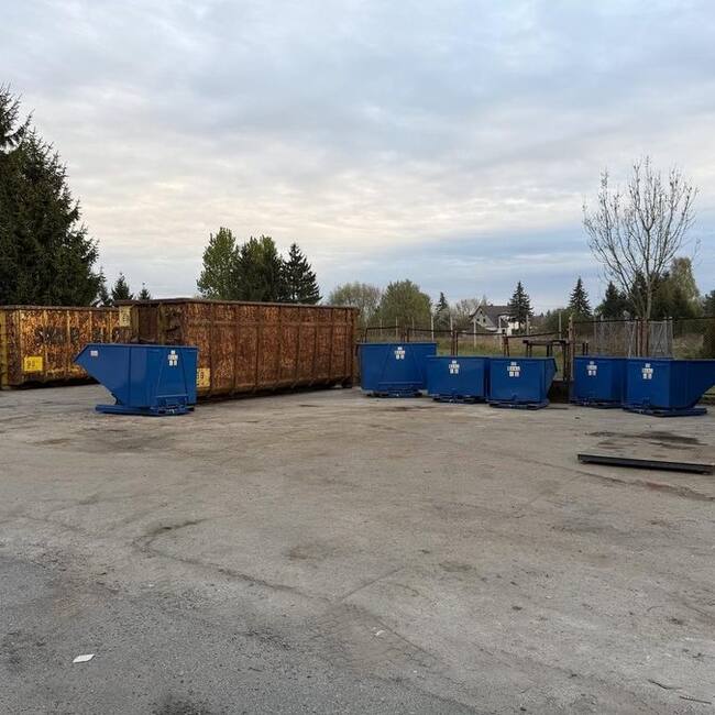 Zdjęcia placu skupu, kontenerów i zaplecza — Skup Złomu Chmielecki