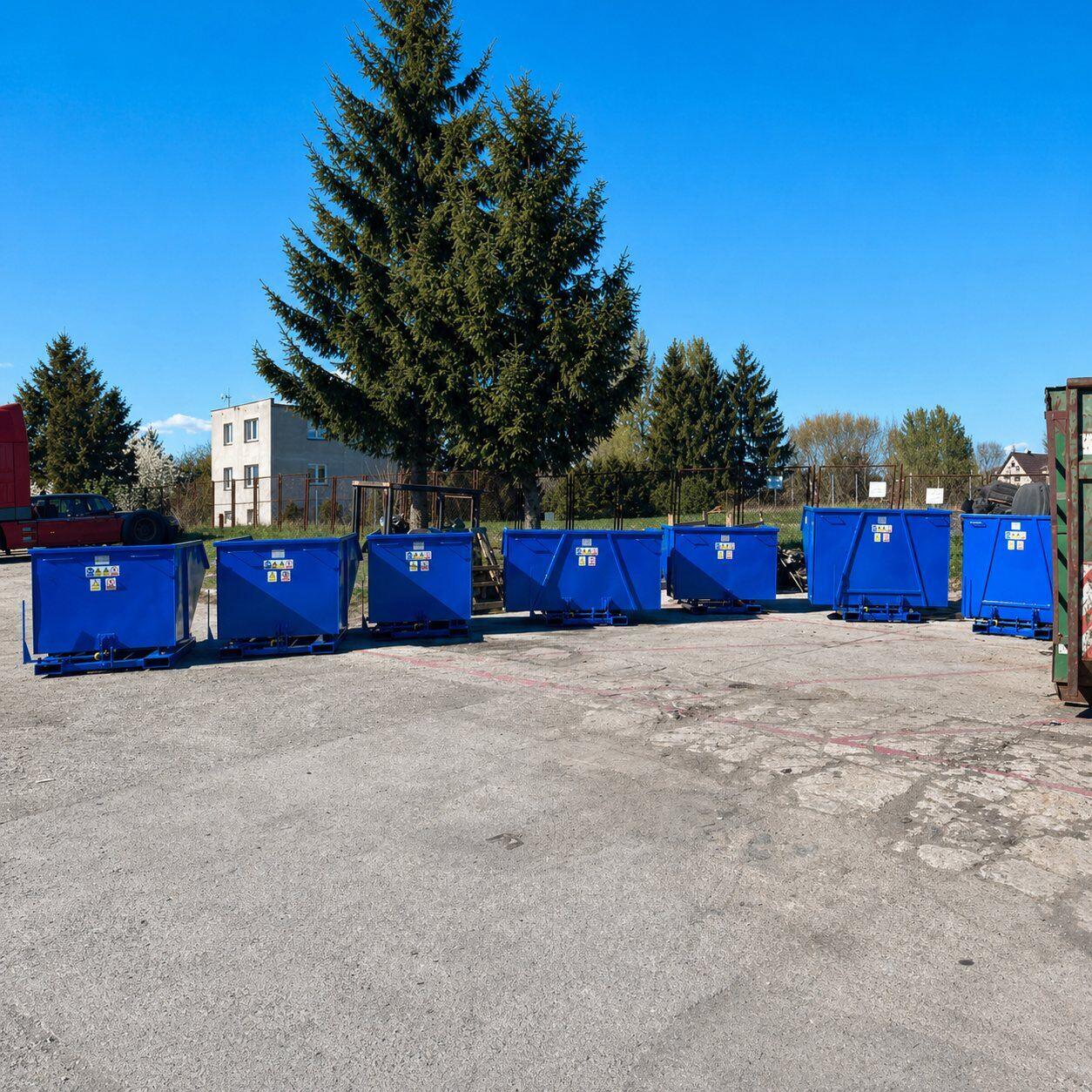 Niebieskie kontenery na placu skupu złomu